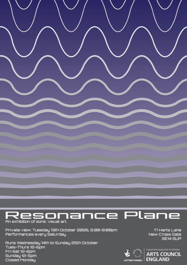 Affiche de l'exposition Resonance Plane : ondes blanches sur un dégradé violet