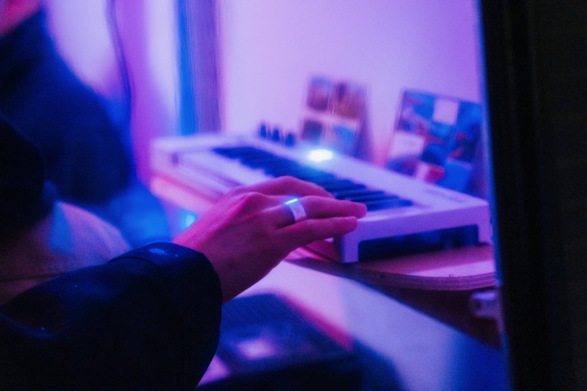 Main sur un clavier sous lumière violette