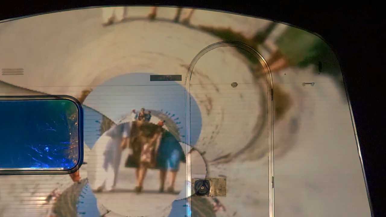 Projection mapping sur la paroi de la caravane Gilberte 3000 : image en tunnel d'un flux de caméra, la nuit