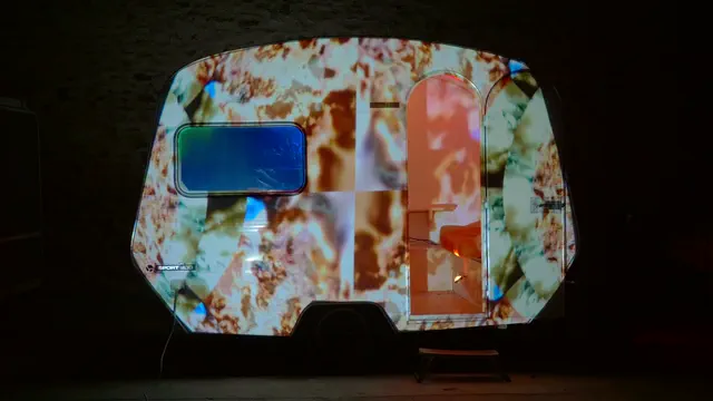 Projection vidéo animée sur la caravane, la nuit