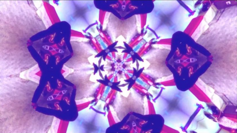 Vitrail numérique : kaléidoscope violet, rose et bleu