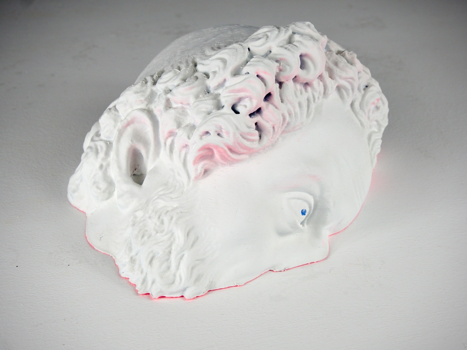 ICHTYS vu de l'arrière : le crâne et les boucles, l'intérieur rose fluorescent visible