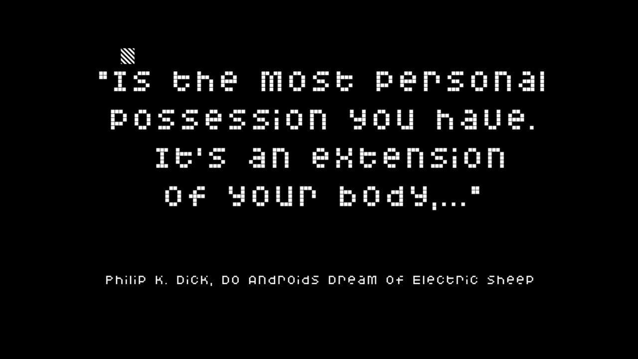 Citation de Philip K. Dick en lettres pixelisées blanches sur fond noir, extraite de la vidéo de Fracture Espace-Temps